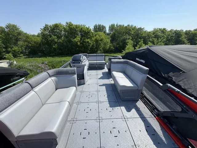 Slide: The Image of Sea-Doo Switch 19 2025 - 13