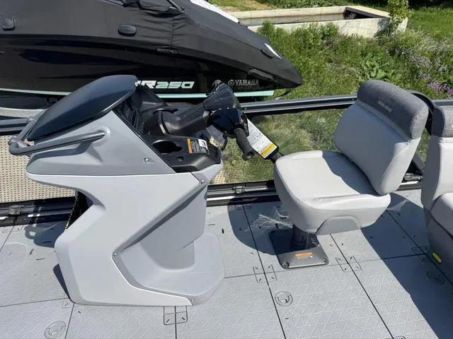 Slide: The Image of Sea-Doo Switch 19 2025 - 6