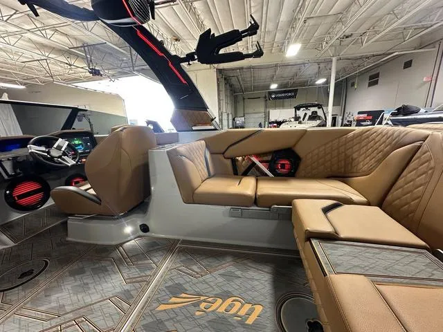 Slide: The Image of Tigé 24RZX 2025 - 10