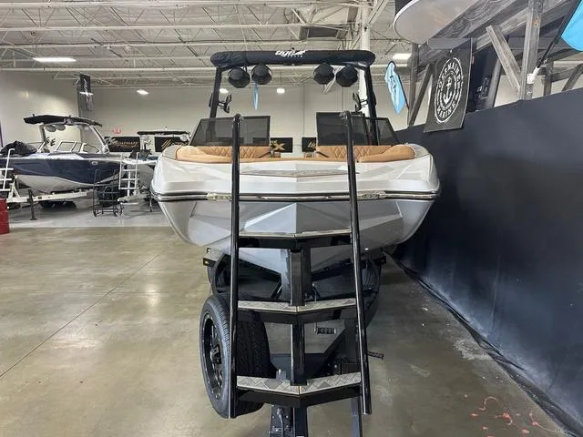 Slide: The Image of Tigé 24RZX 2025 - 3