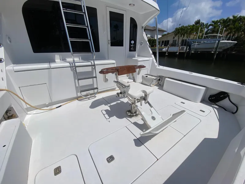 Slide: The Image of 2001 Hatteras 55 Convertible yacht deck with fishing chair and ladder. - 51