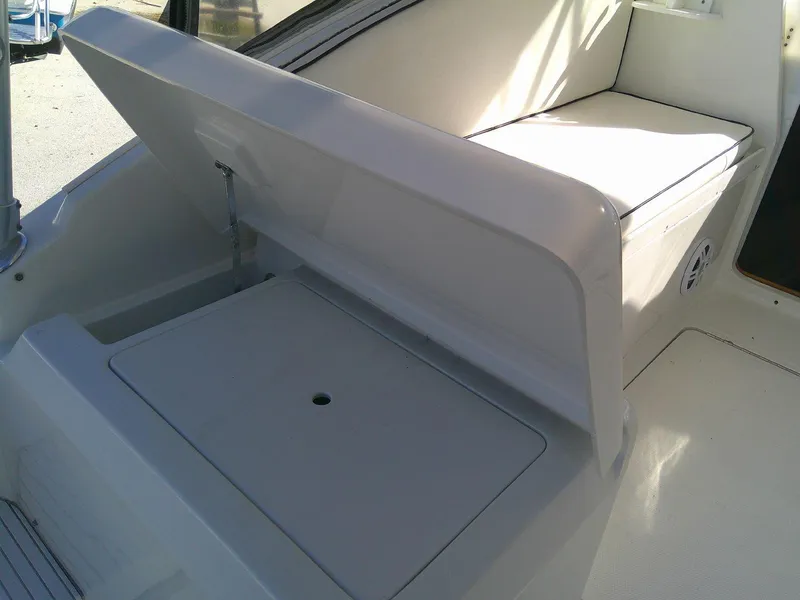 Slide: The Image of Luhrs Tournament 290 Open 2000 boat seating area with storage compartment. - 19