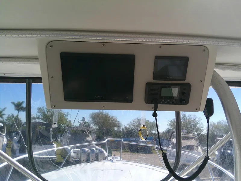 Slide: The Image of Control panel of 2000 Luhrs Tournament 290 Open boat with navigation equipment. - 21