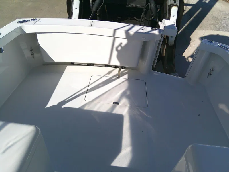 Slide: The Image of 2000 Luhrs Tournament 290 Open boat deck, spacious and clean design. - 26