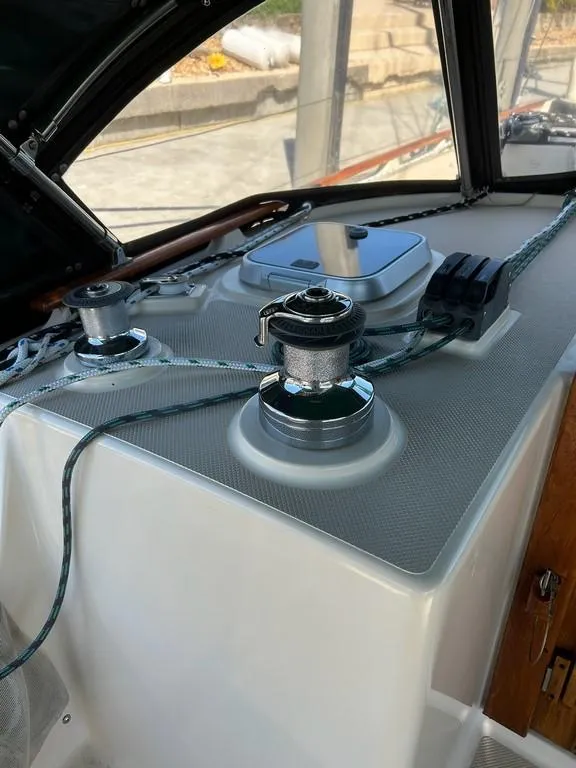 Slide: The Image of Sailing yacht Island Packet 40, 1998 model, featuring winches and ropes on deck. - 25