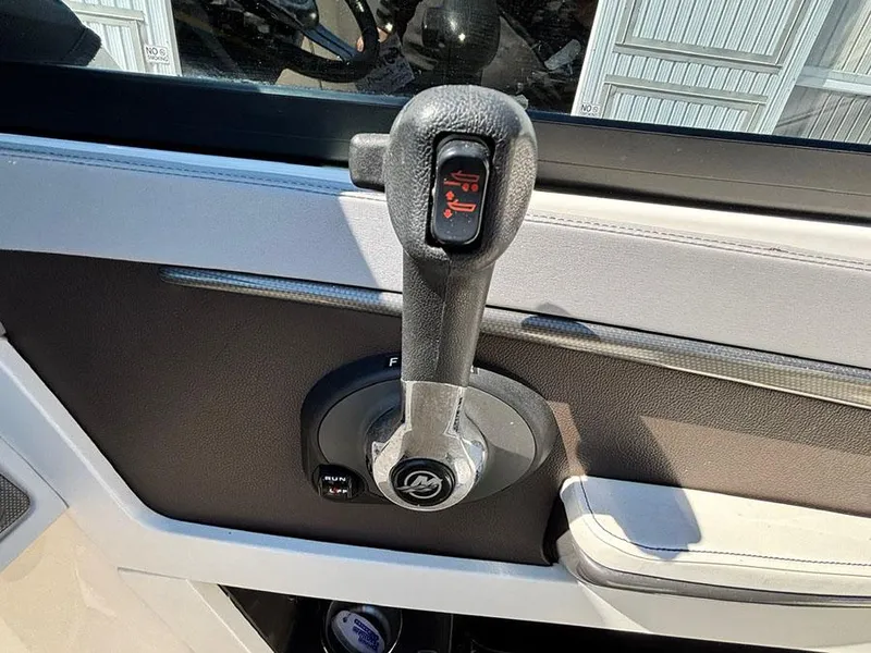 Slide: The Image of Throttle control of a 2016 Sea Ray 240 Sundeck boat. - 14