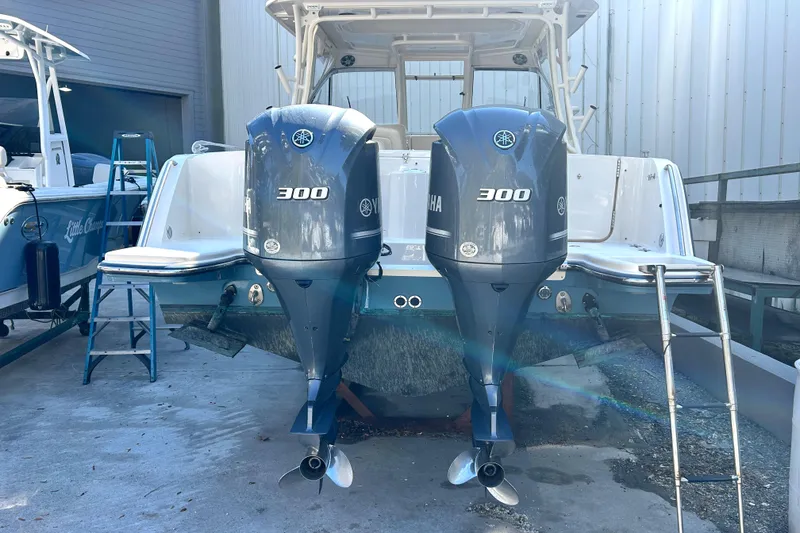Slide: The Image of 2020 Grady-White Freedom 325 boat with twin Yamaha 300 engines. - 10