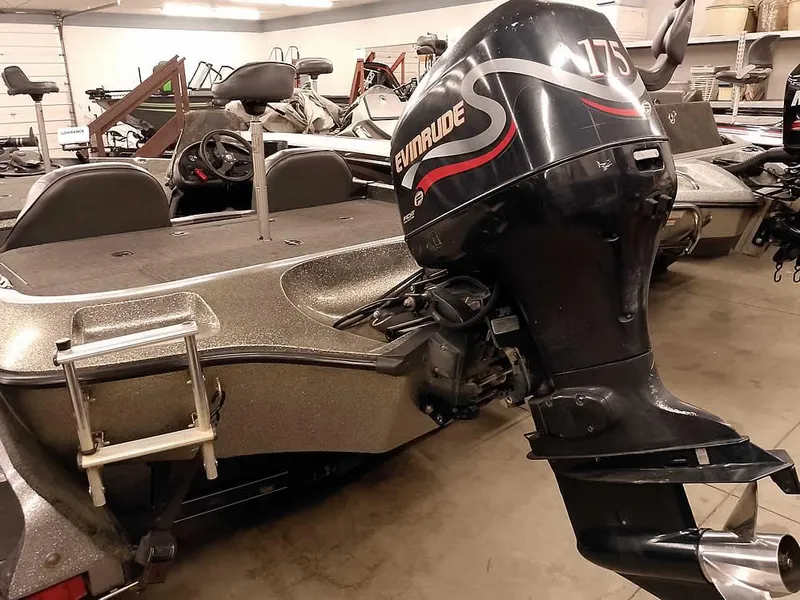 Slide: The Image of 1999 Ranger 461VS Comanche boat with Evinrude 175 outboard motor in garage. - 11