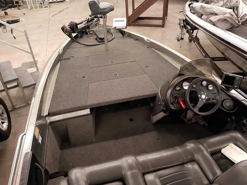 Slide: The Image of 1999 Ranger 461VS Comanche boat interior with steering wheel and seating. - 13