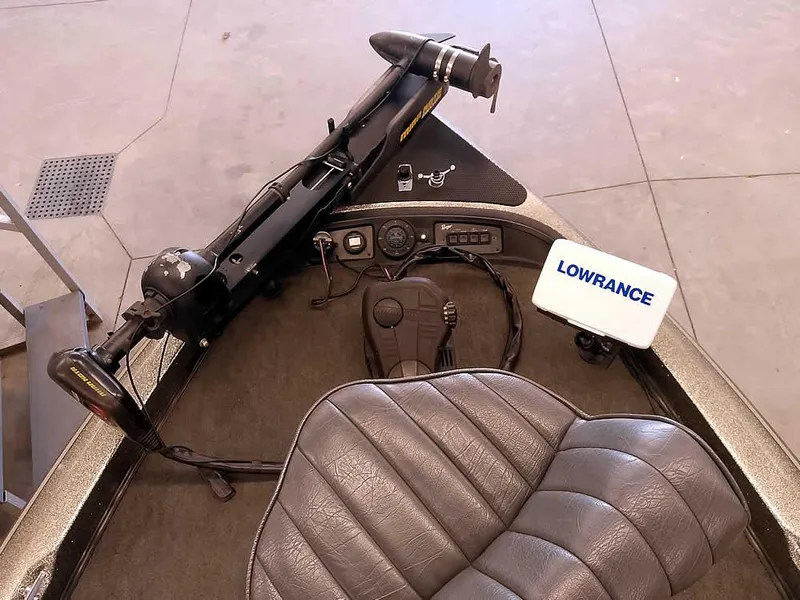 Slide: The Image of 1999 Ranger 461VS Comanche boat cockpit with Lowrance fishfinder and trolling motor. - 19