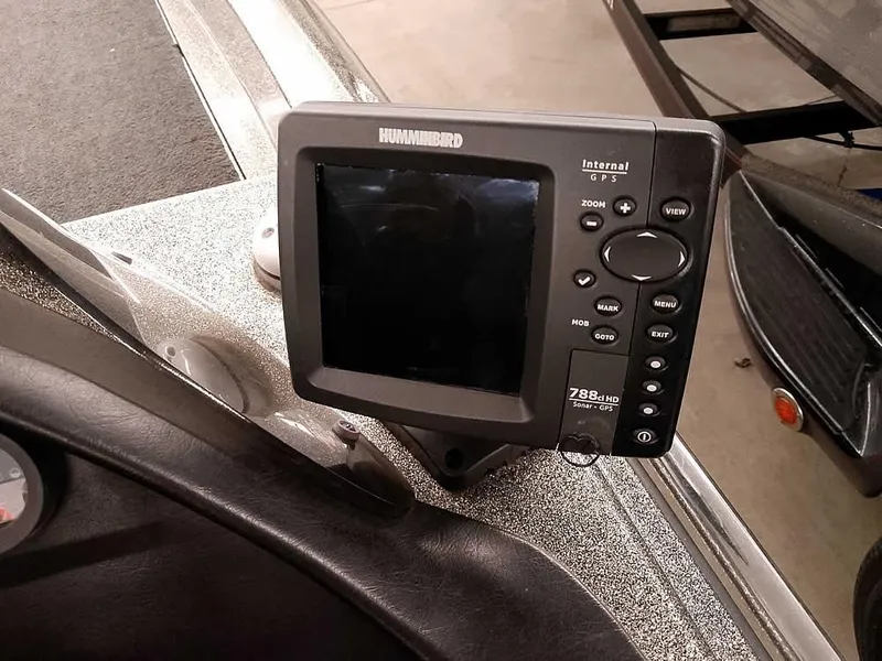 Slide: The Image of Fishfinder on 1999 Ranger 461VS Comanche boat dashboard, featuring Humminbird 788ci HD model. - 27