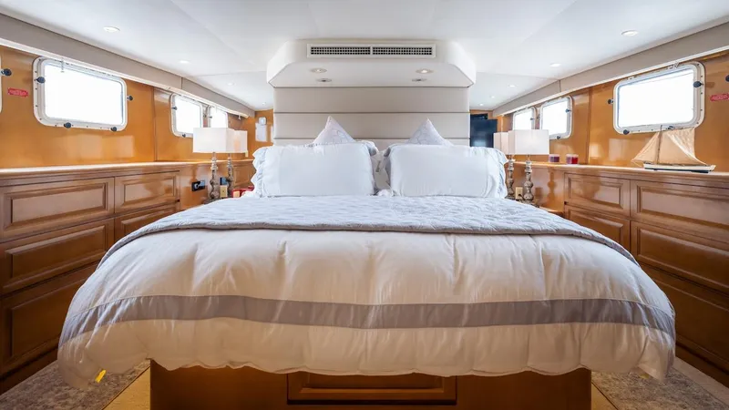 Slide: The Image of Hatteras 74 Sport Deck Motor Yacht 1998 - 59