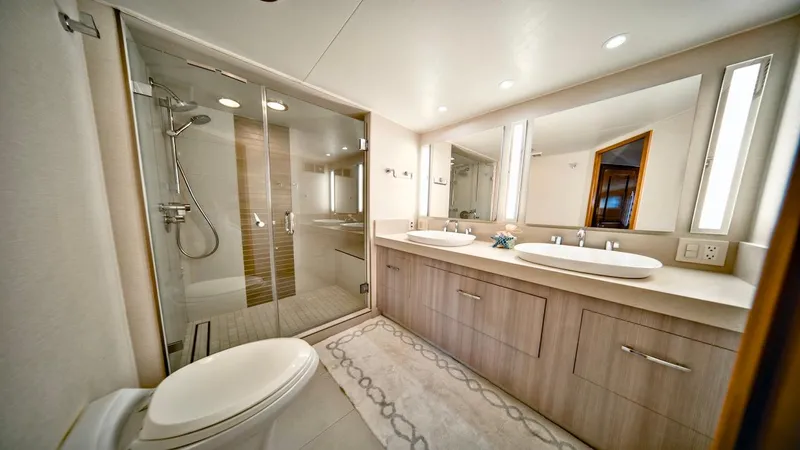 Slide: The Image of Hatteras 74 Sport Deck Motor Yacht 1998 - 60