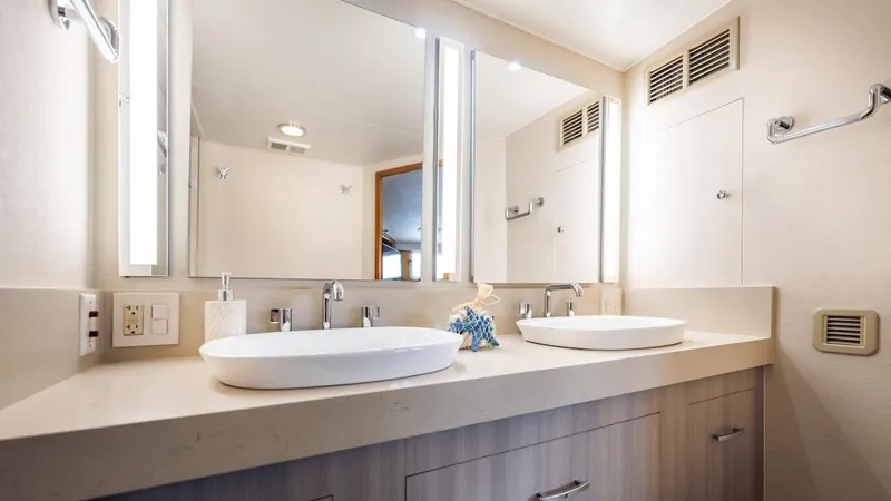 Slide: The Image of Hatteras 74 Sport Deck Motor Yacht 1998 - 61