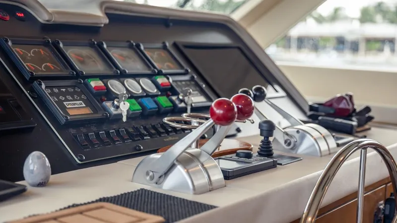 Slide: The Image of Hatteras 74 Sport Deck Motor Yacht 1998 - 65