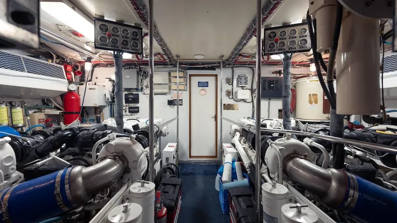 Slide: The Image of Hatteras 74 Sport Deck Motor Yacht 1998 - 66