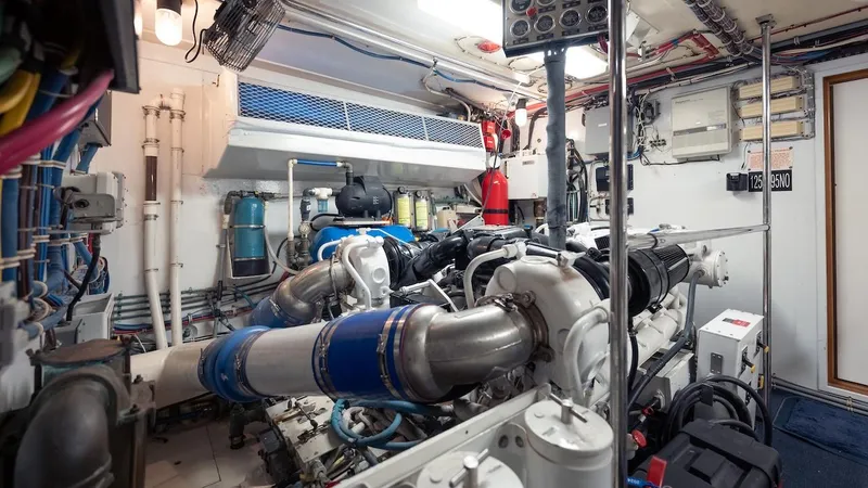 Slide: The Image of Hatteras 74 Sport Deck Motor Yacht 1998 - 67