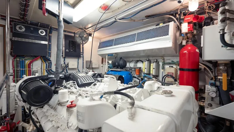 Slide: The Image of Hatteras 74 Sport Deck Motor Yacht 1998 - 68