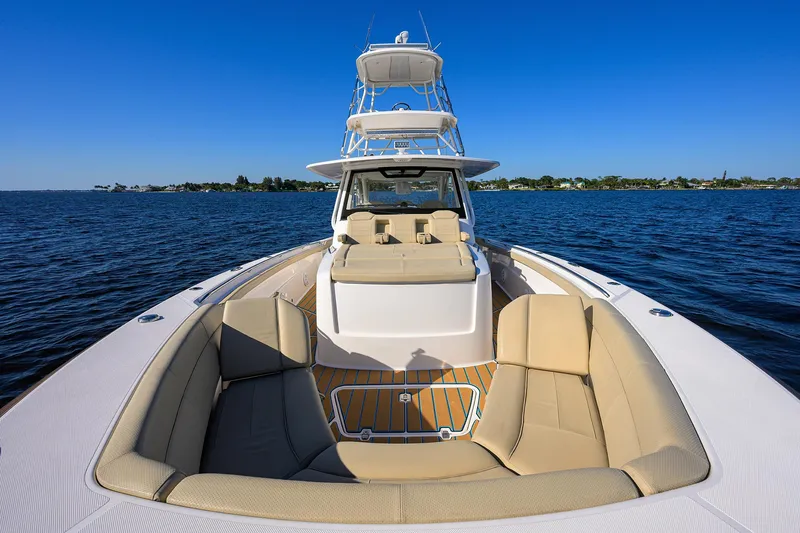 Slide: The Image of Pursuit 40 2017 - Exterior Bow - 10