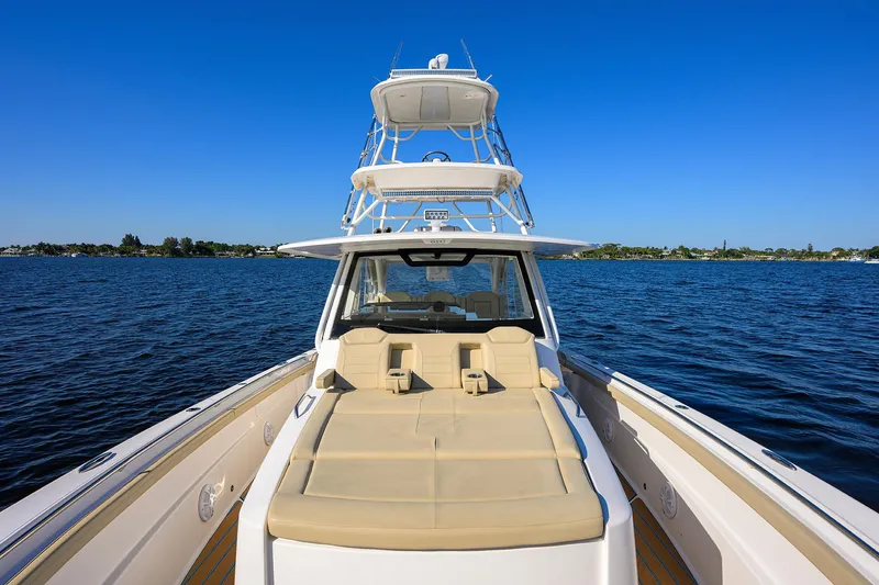 Slide: The Image of Pursuit 40 2017 - Exterior Bow - 11