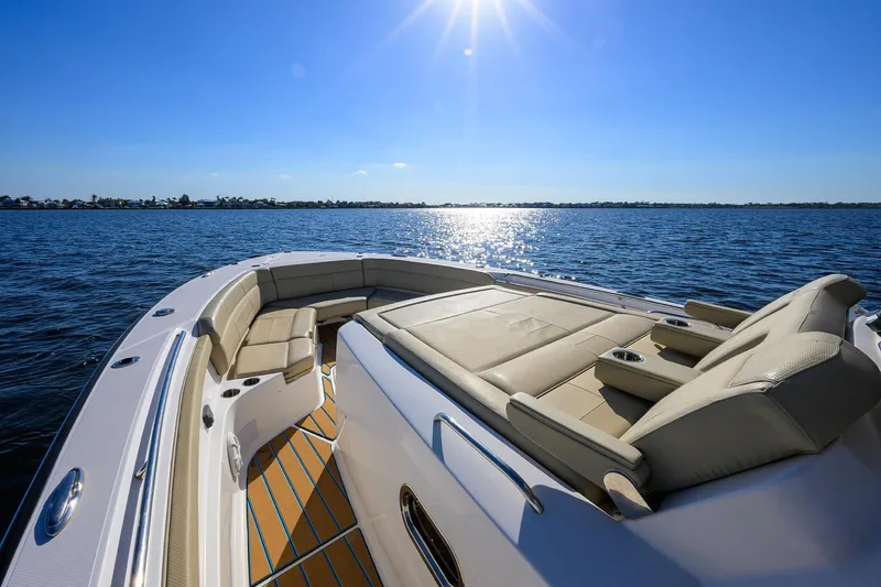 Slide: The Image of Pursuit 40 2017 - Exterior Bow - 12