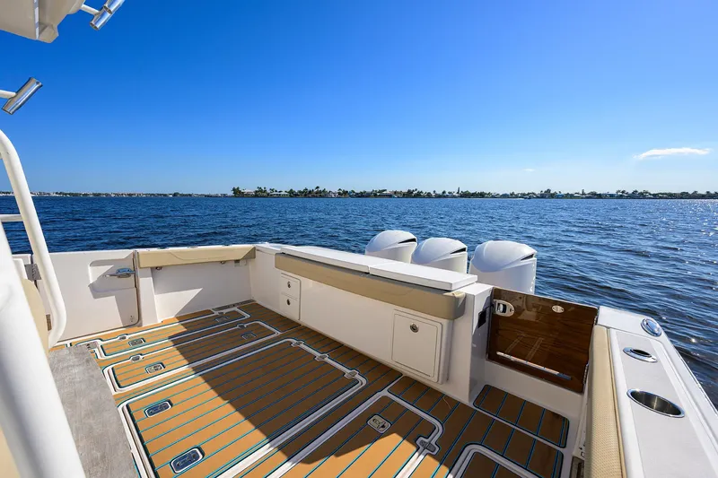 Slide: The Image of Pursuit 40 2017 - Exterior Cockpit - 13