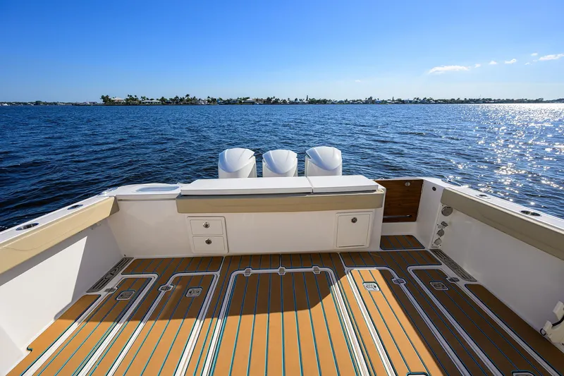 Slide: The Image of Pursuit 40 2017 - Exterior Cockpit - 14