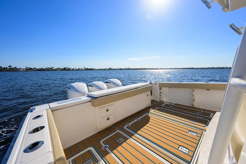 Slide: The Image of Pursuit 40 2017 - Exterior Cockpit - 15