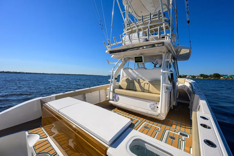 Slide: The Image of Pursuit 40 2017 - Exterior Cockpit - 16