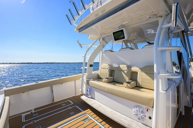 Slide: The Image of Pursuit 40 2017 - Exterior Cockpit - 18