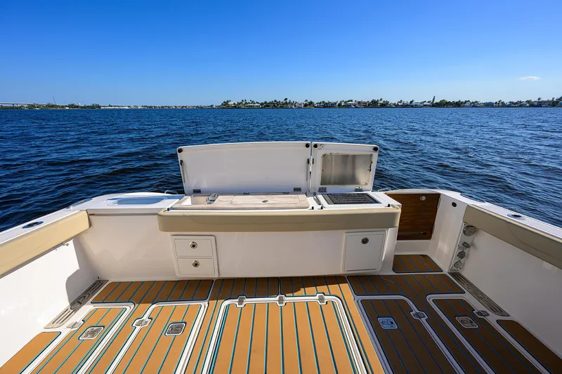 Slide: The Image of Pursuit 40 2017 - Exterior Cockpit - 21