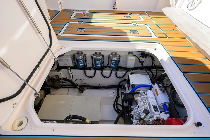 Slide: The Image of Pursuit 40 2017 - Exterior Cockpit - 24