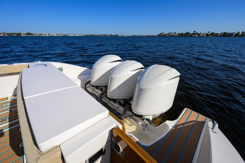 Slide: The Image of Pursuit 40 2017 - Exterior Engines - 27