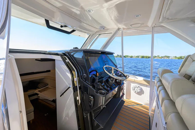 Slide: The Image of Pursuit 40 2017 - Exterior Engines - 28