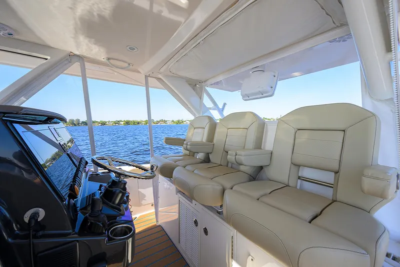 Slide: The Image of Pursuit 40 2017 - Exterior Helm - 29