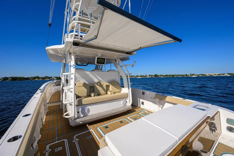 Slide: The Image of Pursuit 40 2017 - Exterior Cockpit - 3