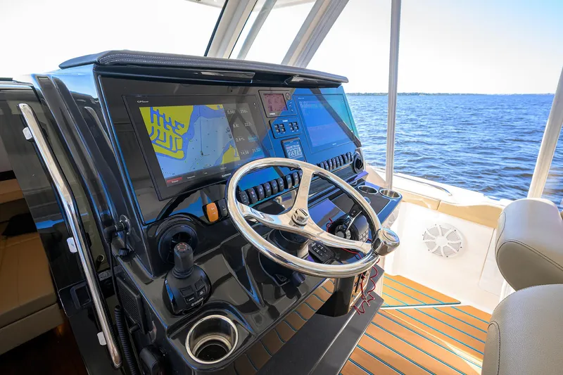 Slide: The Image of Pursuit 40 2017 - Exterior Helm - 31