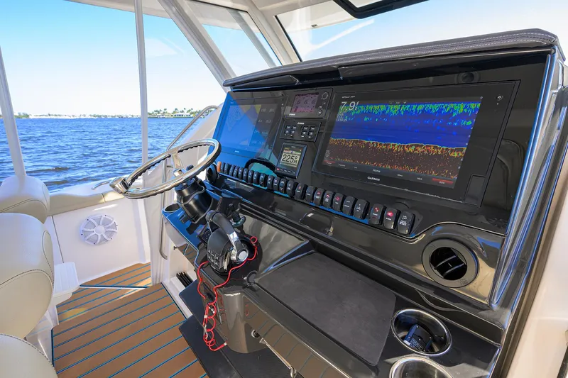 Slide: The Image of Pursuit 40 2017 - Exterior Helm - 32