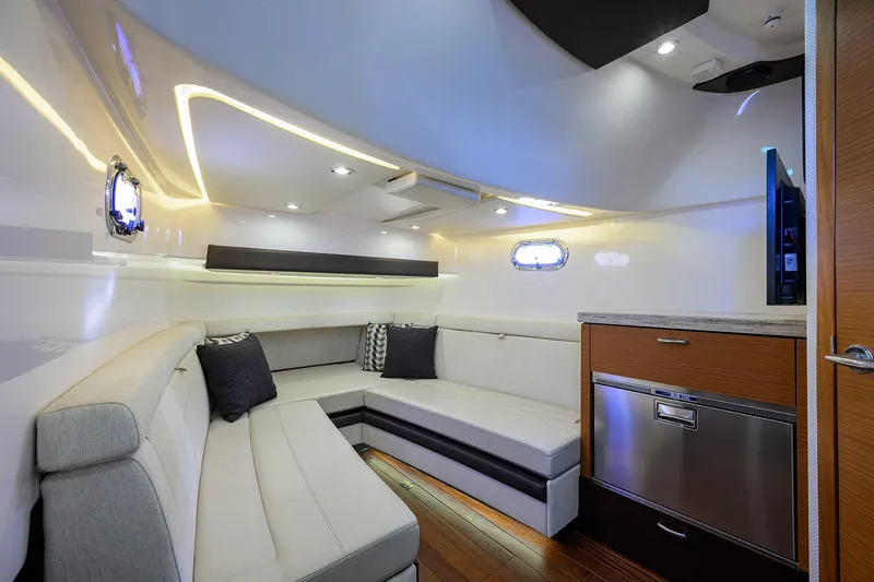 Slide: The Image of Pursuit 40 2017 - Interior Cabin - 35