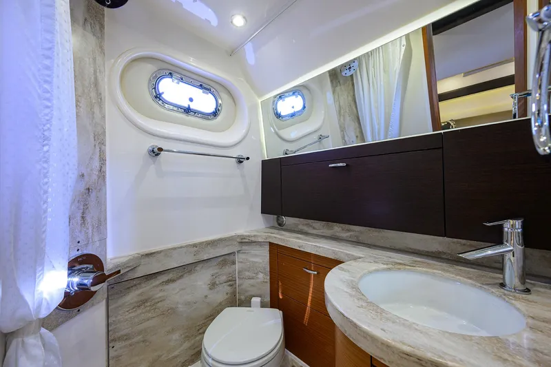 Slide: The Image of Pursuit 40 2017 - Interior Cabin - 38