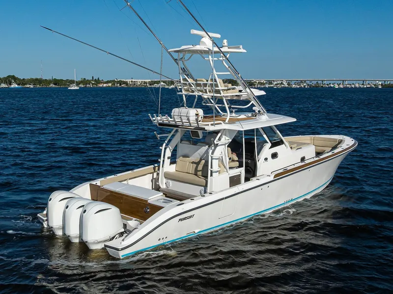 Slide: The Image of Pursuit 40 2017 - Exterior Profile - 45