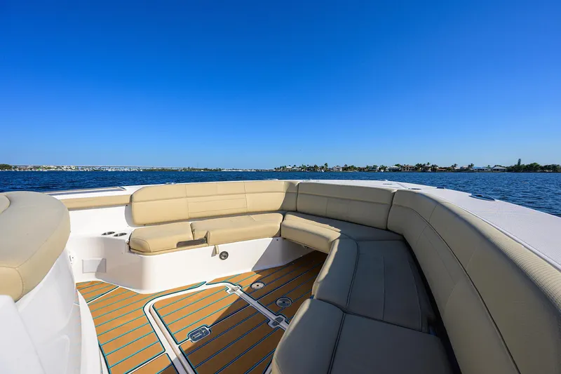 Slide: The Image of Pursuit 40 2017 - Exterior Bow - 6