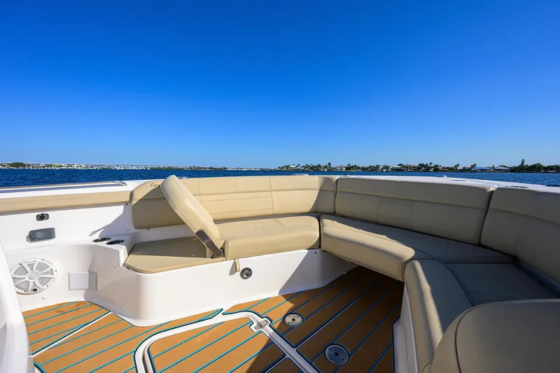 Slide: The Image of Pursuit 40 2017 - Exterior Bow - 8