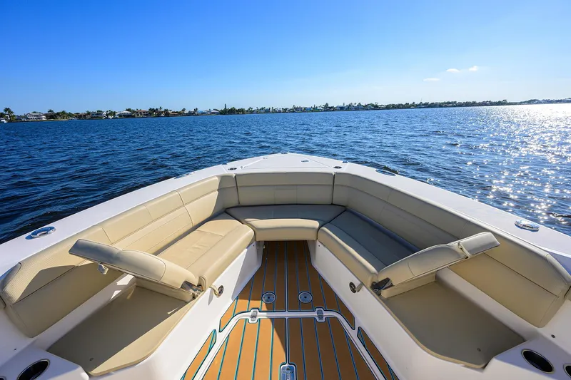 Slide: The Image of Pursuit 40 2017 - Exterior Bow - 9