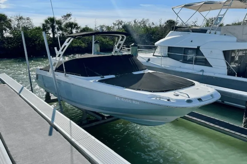 Slide: The Image of Boston Whaler 230 Vantage 2017 - 16