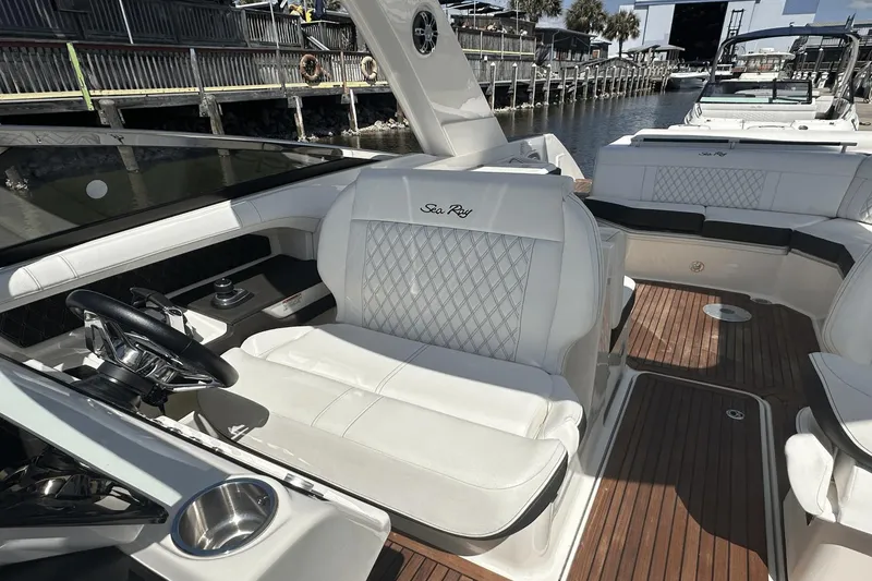 Slide: The Image of Sea Ray 310 SLX-OB 2019 - 20