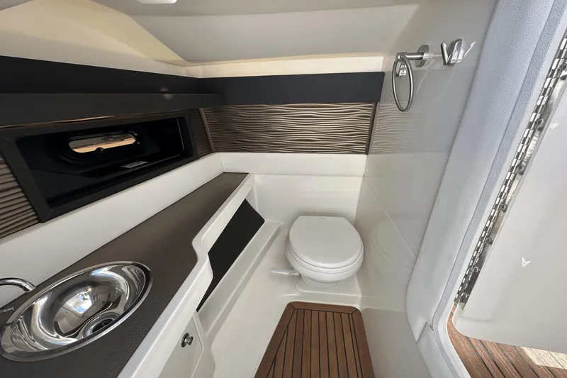 Slide: The Image of Sea Ray 310 SLX-OB 2019 - 38