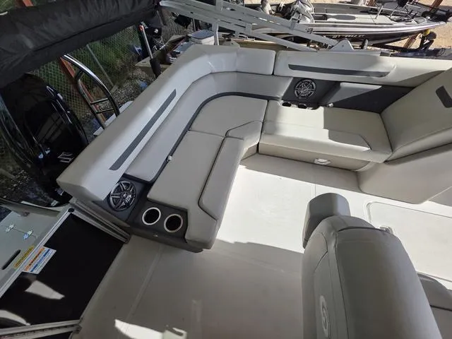 Slide: The Image of Hurricane FunDeck 2260 REF 2025 - 10