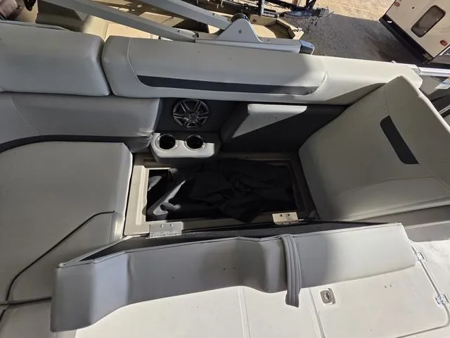 Slide: The Image of Hurricane FunDeck 2260 REF 2025 - 13