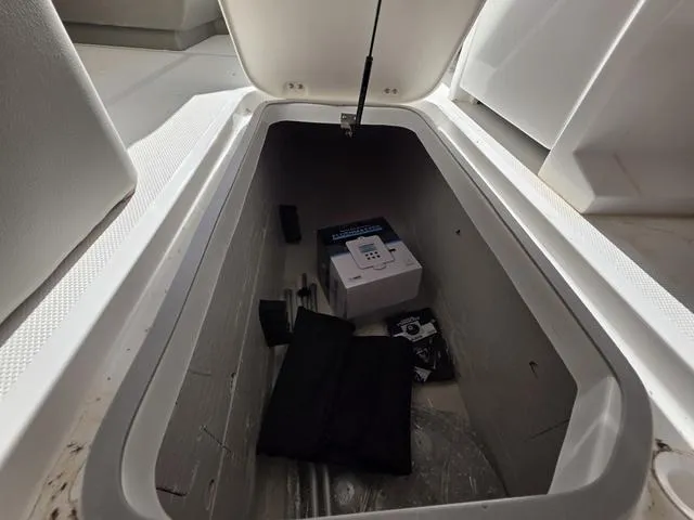 Slide: The Image of Hurricane FunDeck 2260 REF 2025 - 14